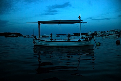 Una barca al vespre