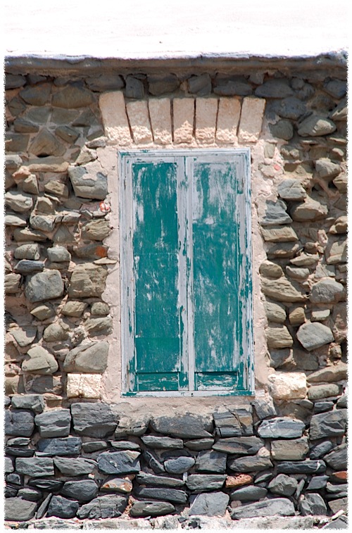 Una finestra verda en un far tancat